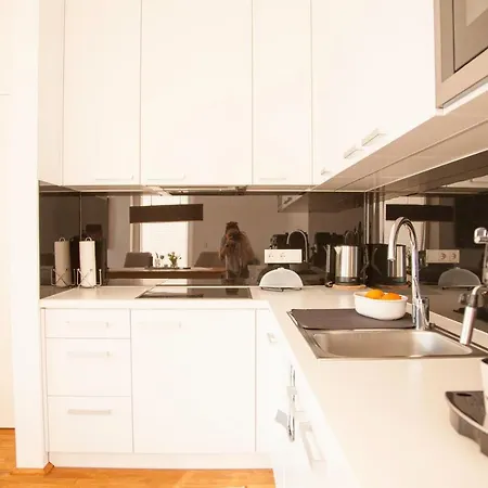 Top! Exklusive Seewohnung In Velden Wahlweise Mit Motorboot